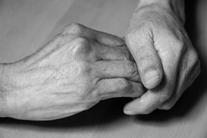 【厚労省】介護職員による高齢者虐待 5年間で3倍増
